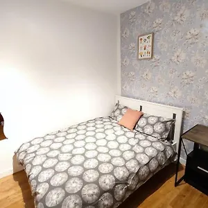  Apartment Spacious Flat With 2 To 3 Bedrooms